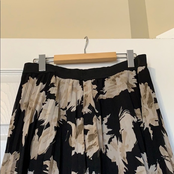 Floral pattern black skirt - Picture 2 of 4